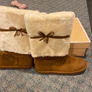 Women’s Michael Kors boots never worn size 5 Chestnut color.. faux fur upper